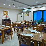 Monarch Hotel 3*